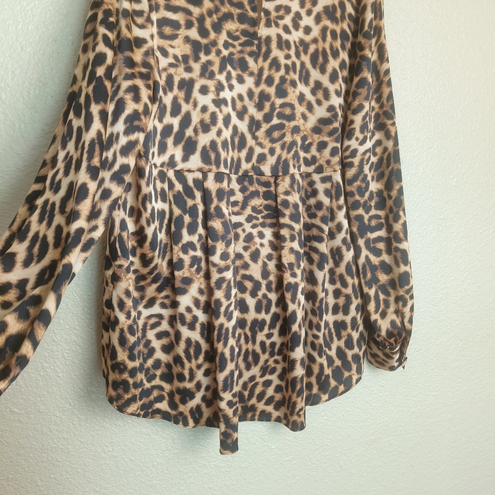 Vince Camuto Satin leopard print blouse Women's size M High neck Lightweight - Picture 9 of 16